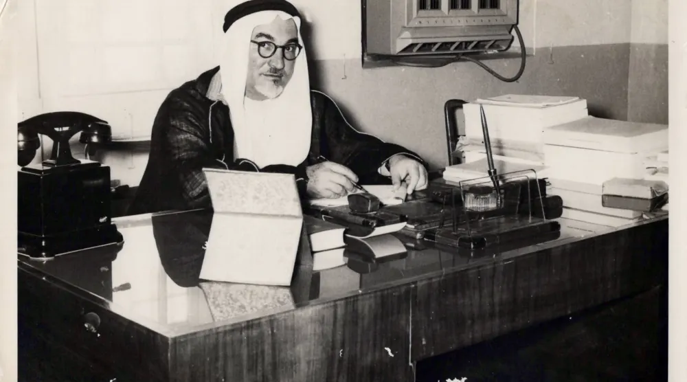 الطبيب والدبلوماسي رشاد محمود فرعون في مكتبه (دارة الملك عبد العزيز)