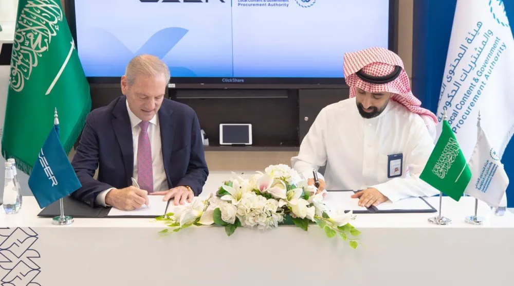 جانب من توقيع الاتفاقيات بين هيئة المحتوى المحلي والمشتريات الحكومية مع شركة «سير الوطنية للسيارات» (الشرق الأوسط)