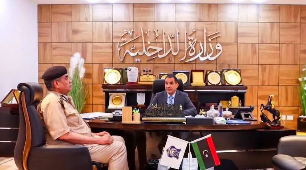 وزير الداخلية بحكومة شرق ليبيا عصام أبو زريبة مجتمعاً مع مدير أمن غات اللواء عبد الله العكشي يوم الاثنين (وزارة الداخلية)