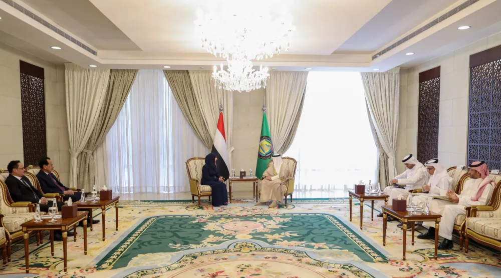 جاسم البديوي الأمين العام لمجلس التعاون خلال مباحثاته مع أفراح الزوبة وزيرة الخارجية اليمنية (التعاون الخليجي)