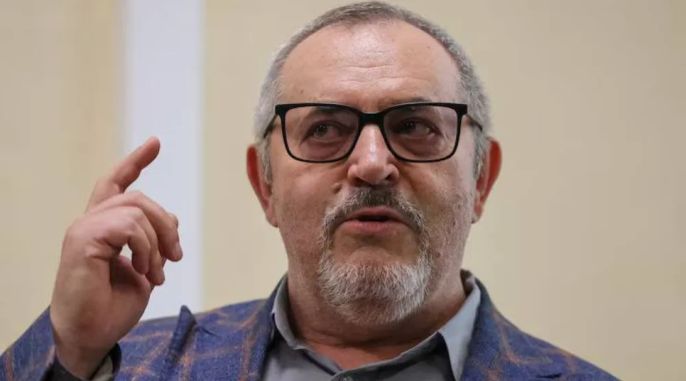 بوريس ناديجدين السياسي الروسي المناهض للحرب يمثل أمام المحكمة في موسكو يوم 17 يوليو 2026 (رويترز)