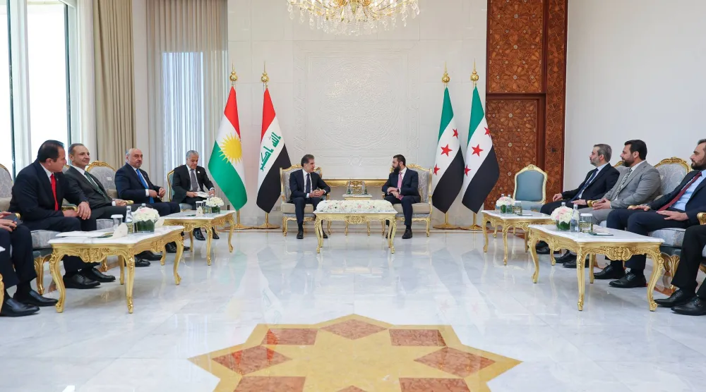 لقاء بين الرئيس أحمد الشرع ورئيس إقليم كردستان العراق نيجيرفان بارزاني في قصر الشعب بدمشق بمشاركة أعضاء الوفدين (حساب الرئاسة)