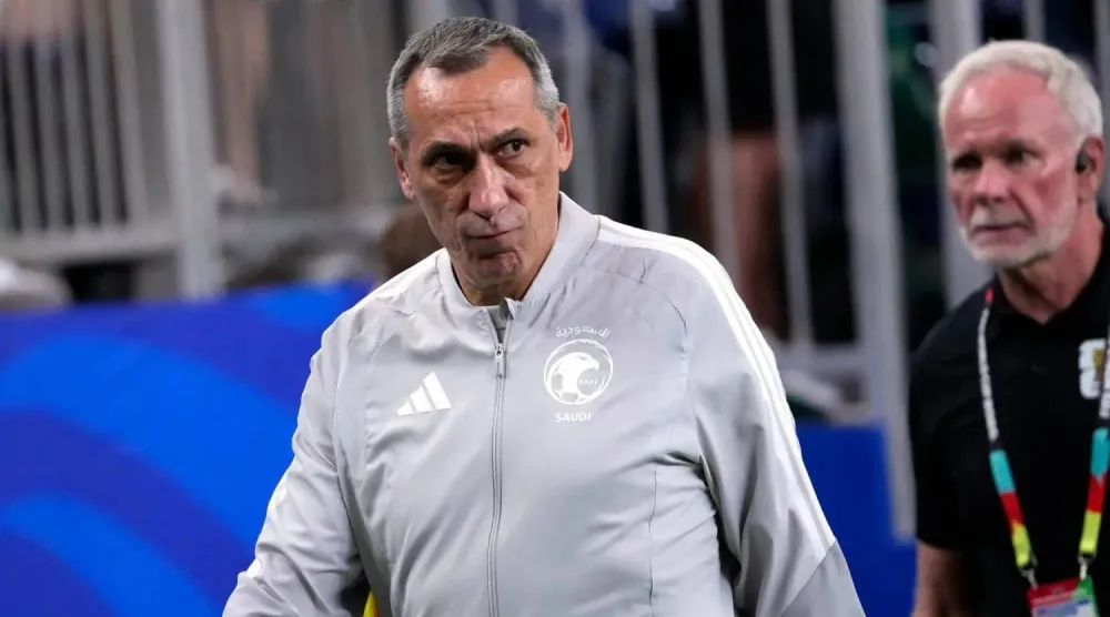 المدير الفني للمنتخب السعودي اليوناني جورجيوس دونيس (أ.ب)