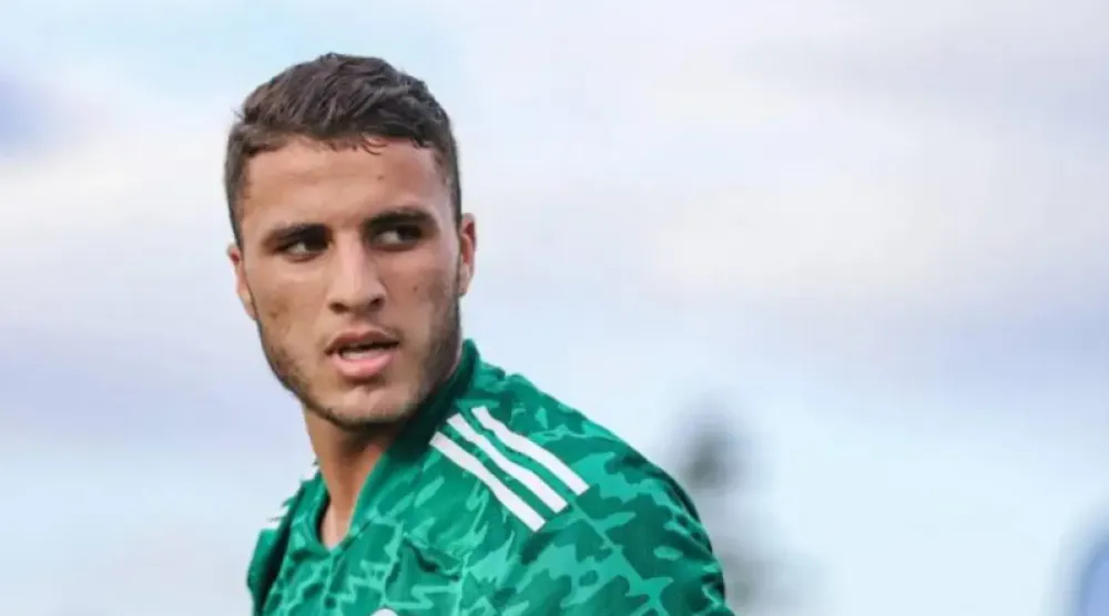 لاعب الوسط الجزائري ياسين تيطراوي (منتخب الجزائر)