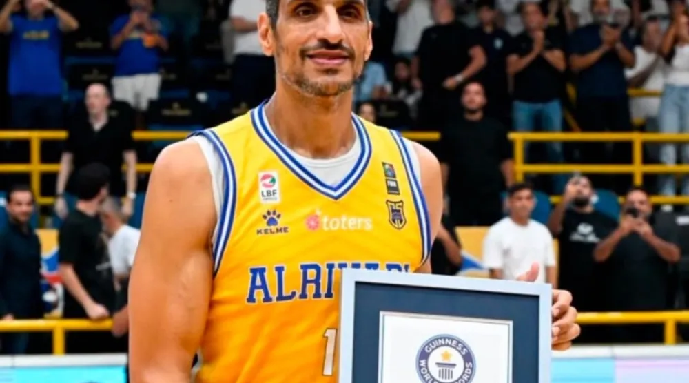 المصري إسماعيل أحمد نجم الرياضي اللبناني يتسلم شهادة «غينيس» (حساب اللاعب على «إنستغرام»)
