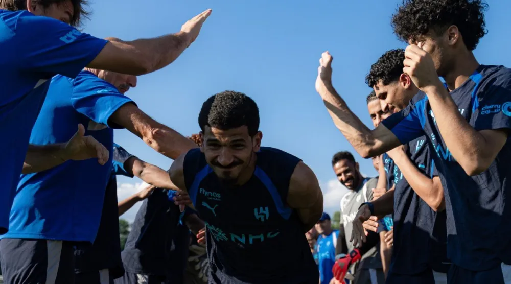لاعبو الهلال يحتفلون بمحرزي (نادي الهلال)