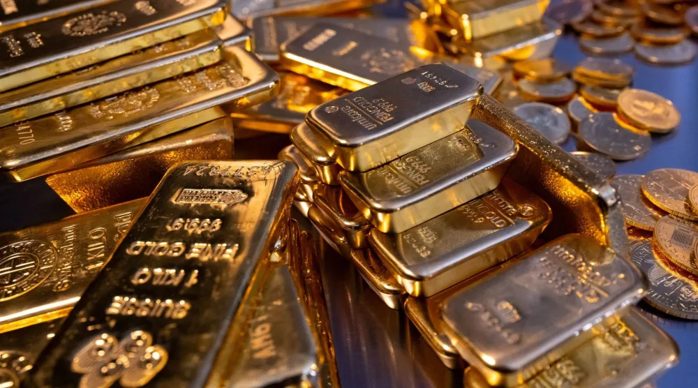 سبائك وعملات ذهبية موضوعة على طاولة في متجر «برو أوروم» لتجارة المعادن النفيسة في ميونيخ (د.ب.أ)