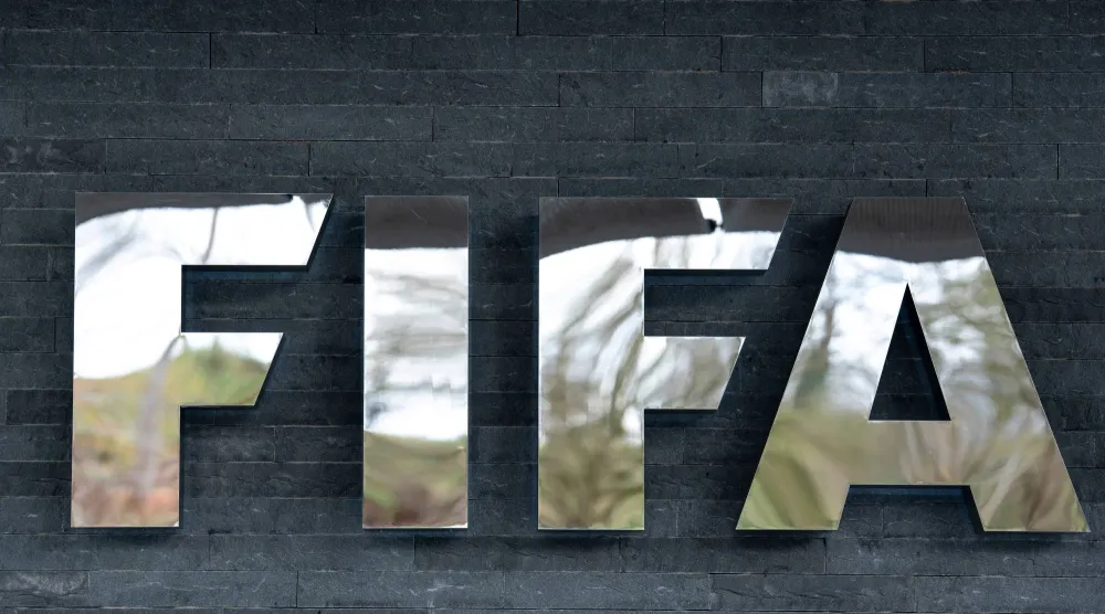 ضربة من الداخل أمين عام «فيفا» يدين مشروع إنفانتينو لبيع كأس العالم (أ.ب)
