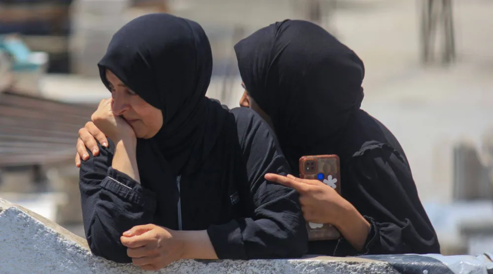 فلسطينيات خلال جنازة لرفات ١١٢ فرداً من عائلة أبو ناصر الذين قُتلوا في هجوم إسرائيلي وقد تم انتشال جثث الضحايا بعد بقائها تحت الأنقاض لأشهر (د.ب.أ)
