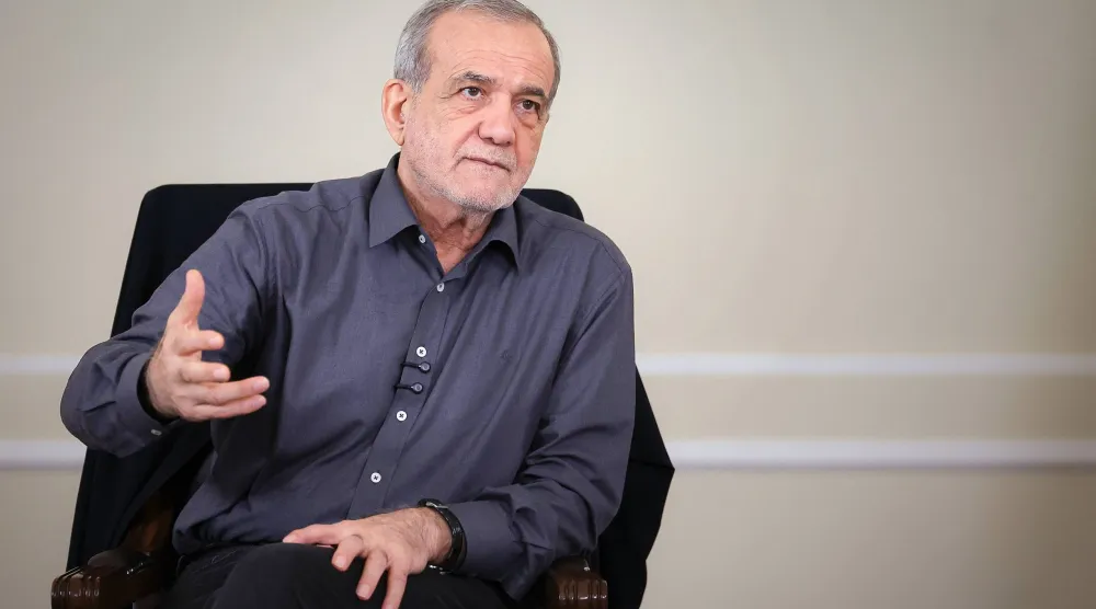 بزشكيان يتحدث للتلفزيون الرسمي بمناسبة الذكرى الثالثة لتولي منصبه (الرئاسة الإيرانية)
