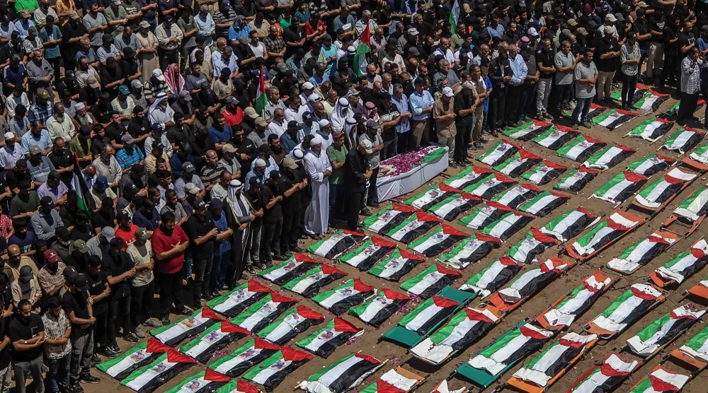 فلسطينيون يشيعون يوم الثلاثاء 112 شخصاً من عشيرة واحدة انتشلت رفاتهم من تحت أنقاض مبانٍ سكنية في غزة (أ.ف.ب)