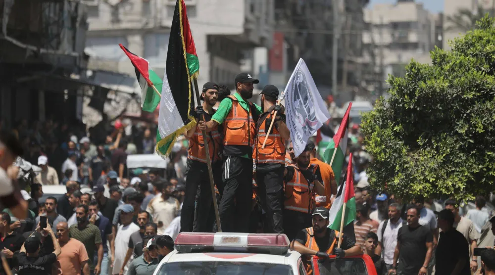 فلسطينيون خلال تشييع 112 فرداً من عائلة أبو ناصر الذين قُتلوا في ضربة إسرائيلية خلال الحرب بعد استعادة رفاتهم (د.ب.أ)