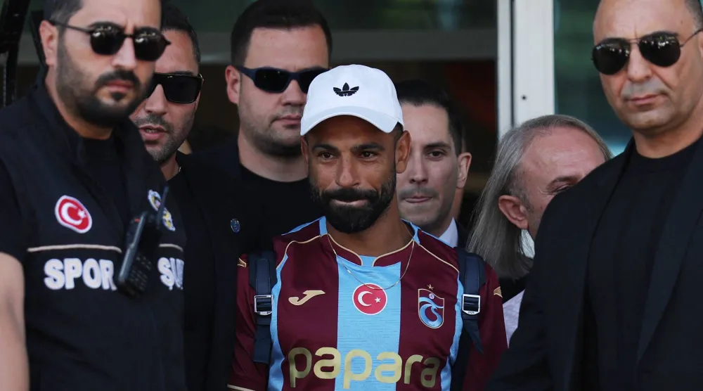 محمد صلاح انتقل وفق صفقة حرة (رويترز)