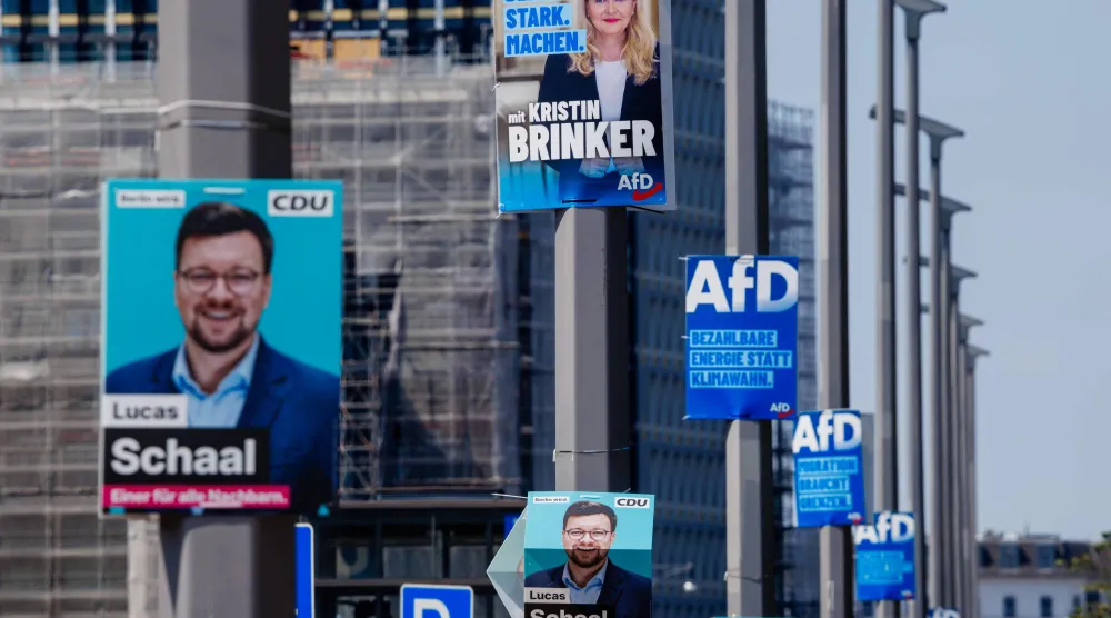ملصقات الحملات الانتخابية لحزب البديل من أجل ألمانيا (AfD) والاتحاد الديمقراطي المسيحي (CDU) تظهر على أعمدة الإنارة في برلين (إ.ب.أ)