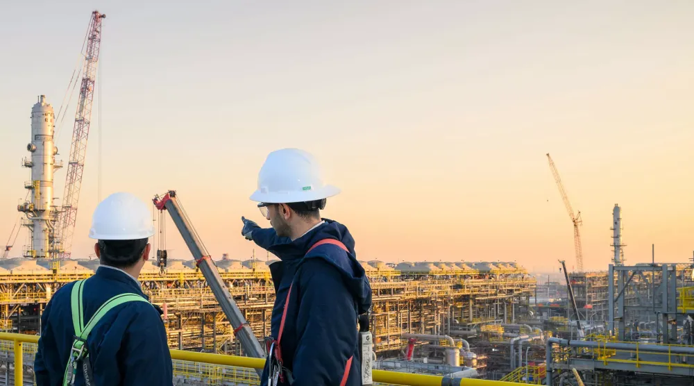 مهندسان يتابعان أعمال شركة «أرامكو» (الشركة)