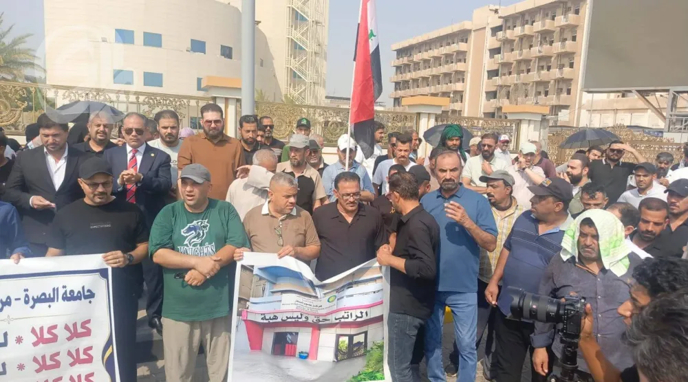 موظفون عراقيون في مدينة البصرة جنوب العراق خلال وقفة احتجاج على تأخر الراوتب (إكس)