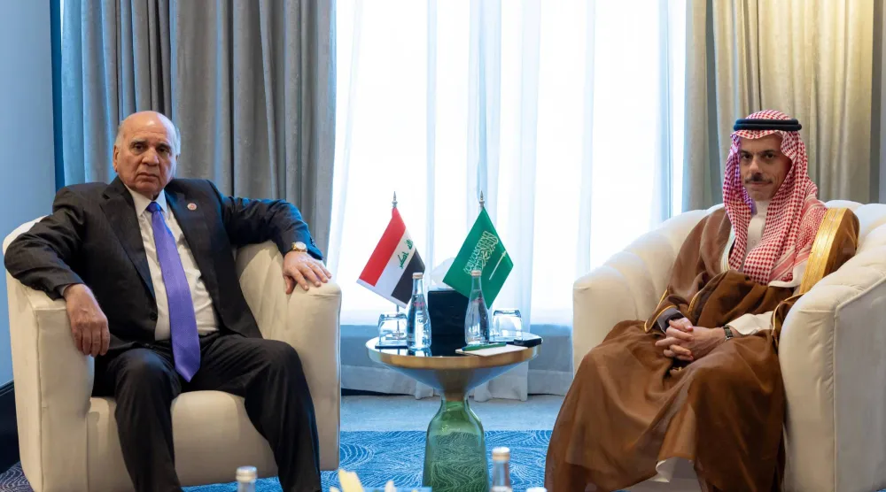 وزيرا الخارجية السعودي الأمير فيصل بن فرحان والعراقي الدكتور فؤاد حسين خلال اللقاء الثنائي في الأردن (واس)