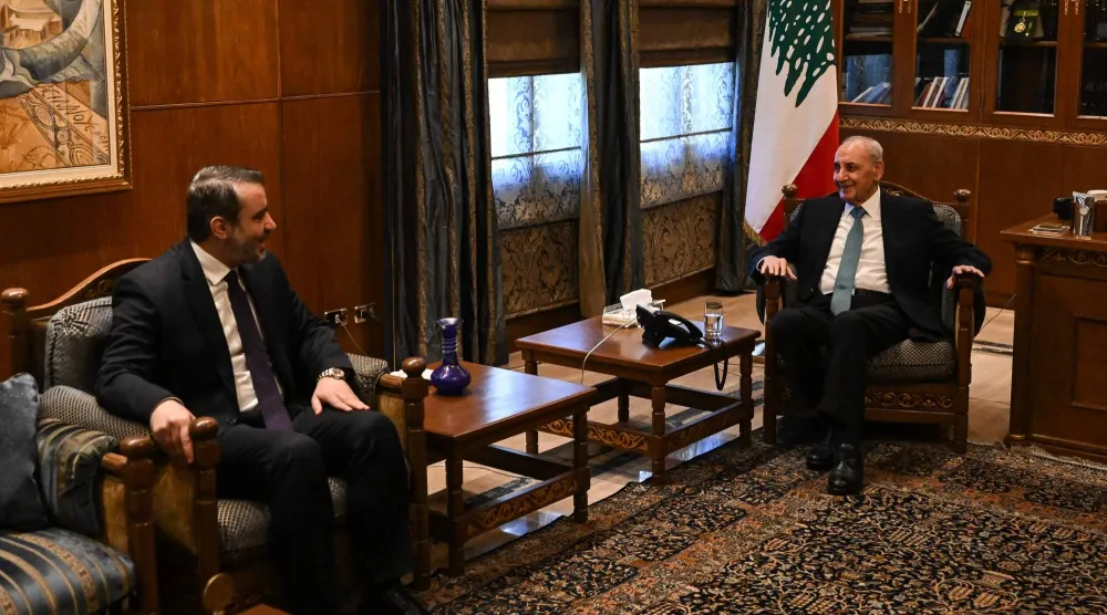 التقى وزير الخارجية السوري أسعد الشيباني (يسار) رئيس البرلمان اللبناني نبيه بري بمقر إقامته في بيروت (أ.ف.ب)