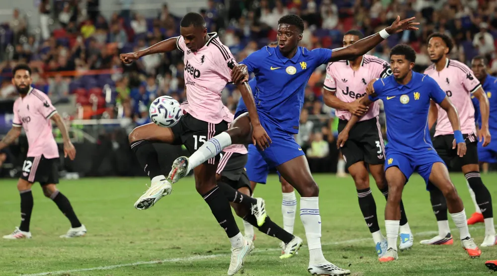 مدافع يوفنتوس بيير كالولو خلال صراع على الكرة مع لاعب تشيلسي مامادو سار (رويترز)
