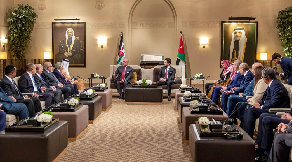 العاهل الأردني وولي العهد مجتمعين مع وزراء دول عربية وإسلامية بالعاصمة عمَّان يوم الأربعاء (أ.ف.ب)