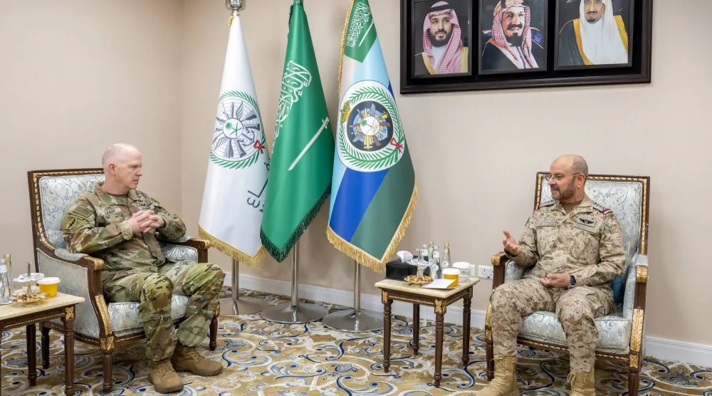 الفريق الأول الركن فياض الرويلي خلال لقائه الفريق كيفين ليهي في الرياض الأربعاء (وزارة الدفاع السعودية)