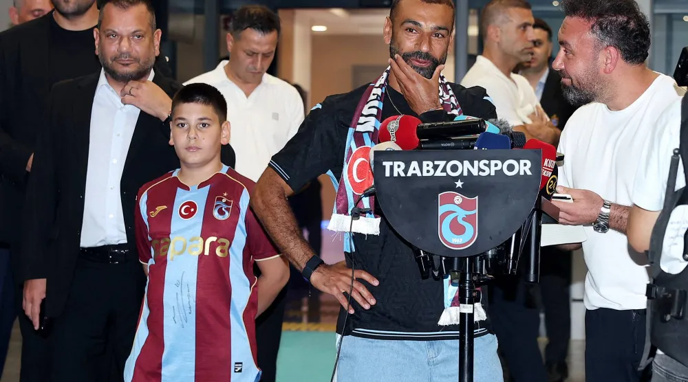 استقبال حاشد لمحمد صلاح في طرابزون (رويترز)