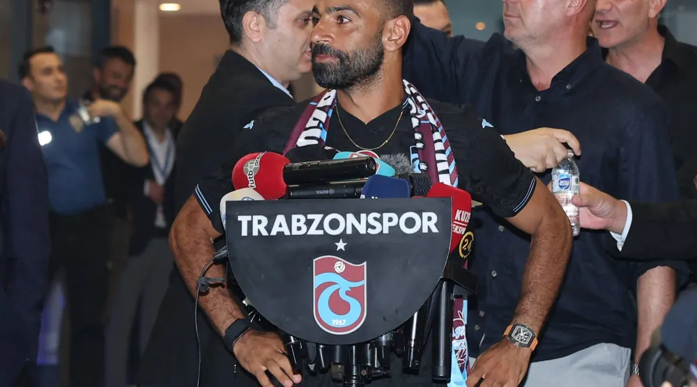 محمد صلاح لدى وصوله إلى مطار طرابزون لإكمال انتقاله إلى طرابزون سبور (أ.ف.ب)
