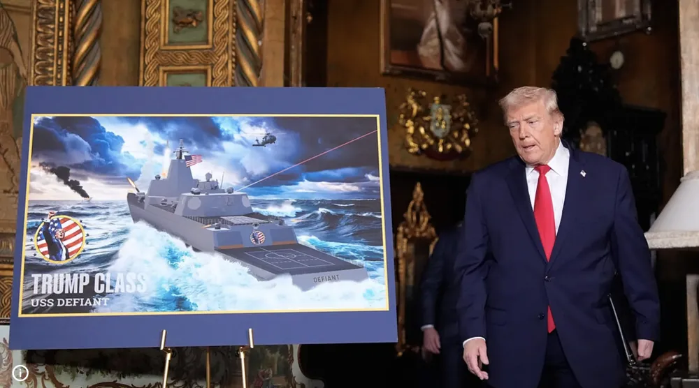 الرئيس الأميركي خلال إعلانه في ديسمبر (كانون الأول) الماضي مشروعه لإنتاج فئة جديدة من السفن الحربية تحمل اسمه (أ.ب)
