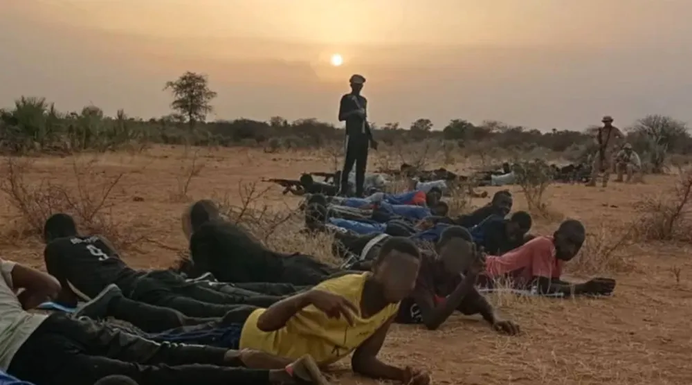 صبية ورجال سودانيون يتلقون تدريباً على يد مرتزقة كولومبيين في السودان (أرشيفية)