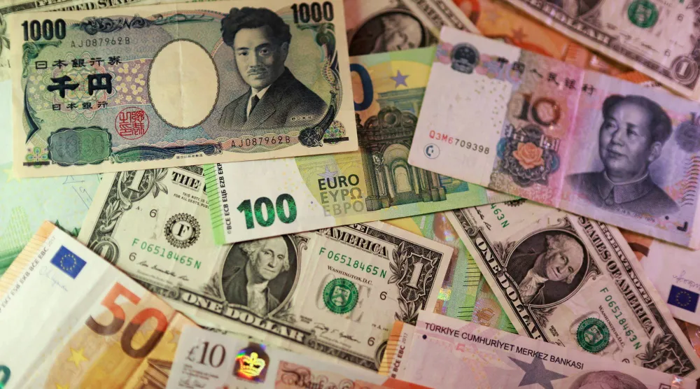 أوراق نقدية من الين الياباني مع مجموعة عملات تشمل الدولار واليورو والإسترليني (رويترز)