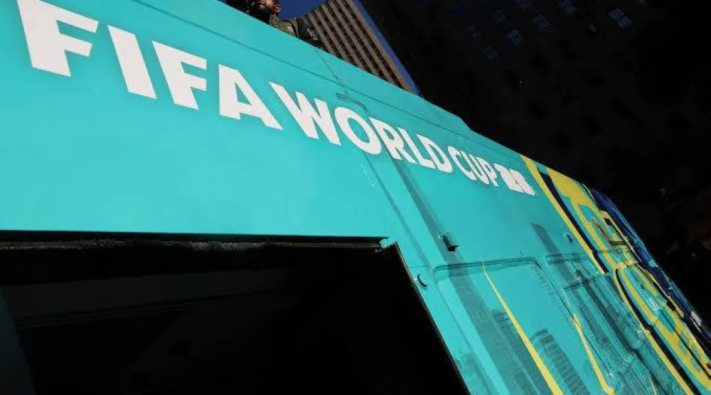 إعلان ترويجي لكأس العالم 2026 بمركز روكفلر في مدينة نيويورك (رويترز)