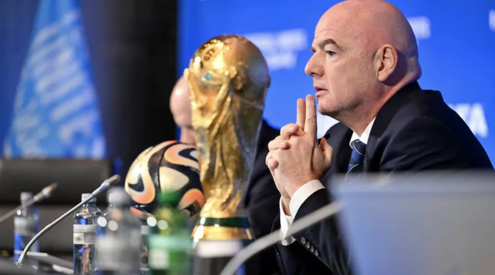 «يويفا» لا يزال متمسكاً بموقفه المطالب برحيل إنفانتينو (رويترز)