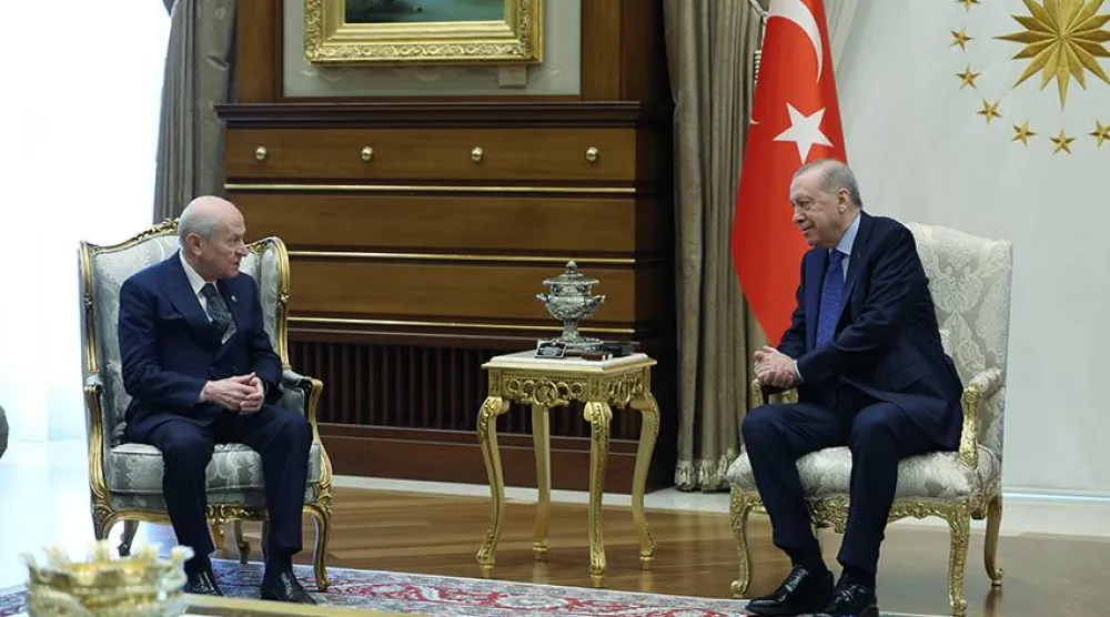 الرئيس التركي رجب طيب إردوغان بحث مع حليفه رئيس حزب «الحركة القومية» دولت بهشلي الخطوات المقبلة لمسار «تركيا خالية من الإرهاب» بعد تقديم مشروع قانون السلام إلى البرلمان (الرئاسة التركية)