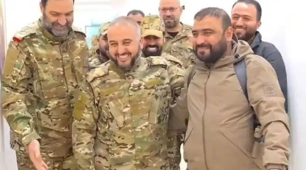 محمد الجاسم أبو عمشة مع وزير الدفاع مرهف أبو قصرة (أرشيفية)
