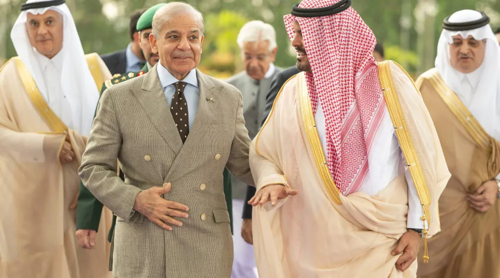 رئيس الوزراء الباكستاني محمد شهباز شريف لدى وصوله إلى جدة الخميس (واس)
