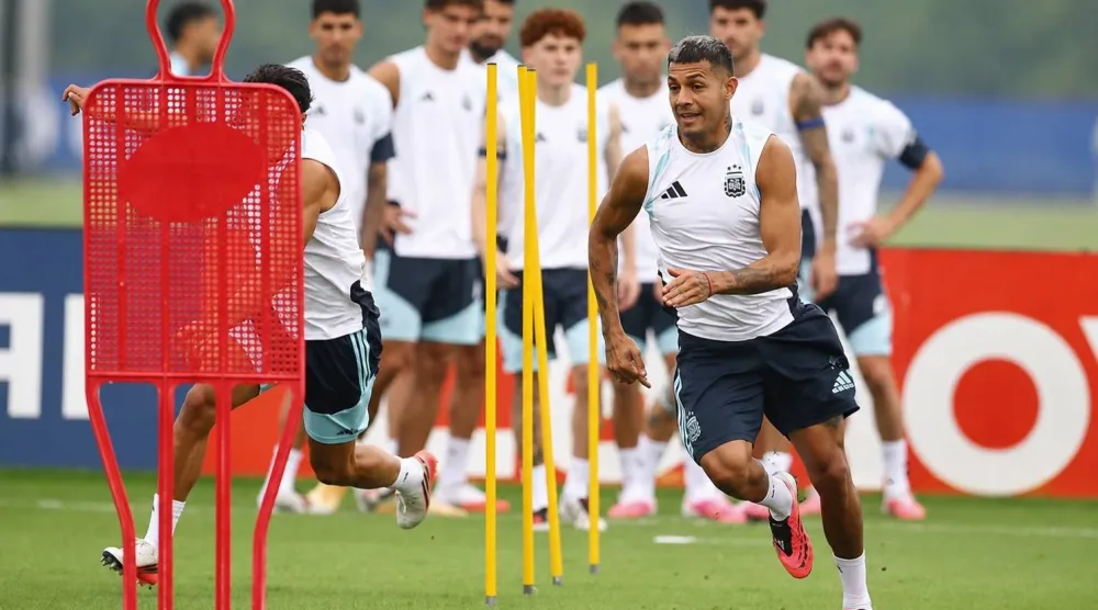 فاكوندو ميدينا خلال تدريبات منتخب الأرجنتين قبل نهائي كأس العالم 2026 (رويترز)