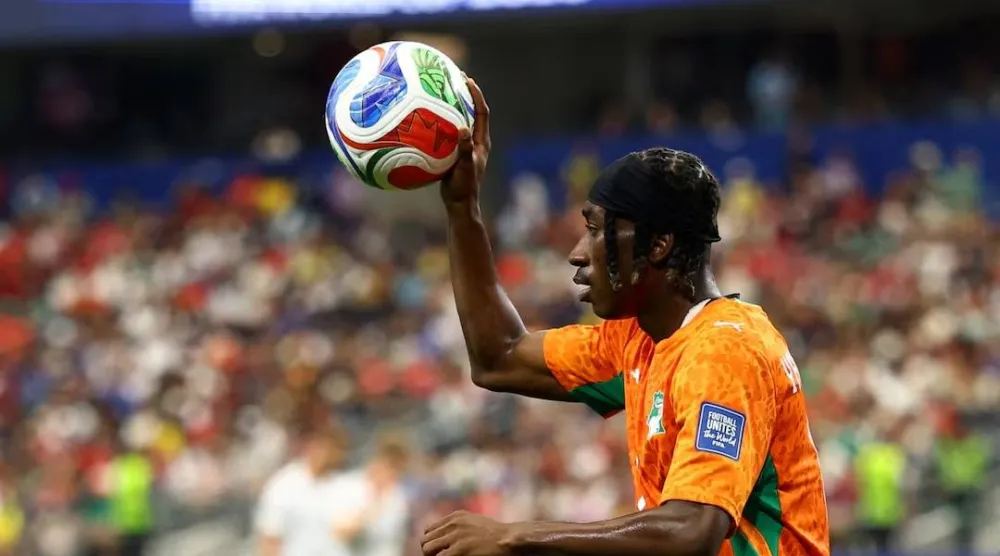 الجناح الإيفواري يان ديوماندي (رويترز)