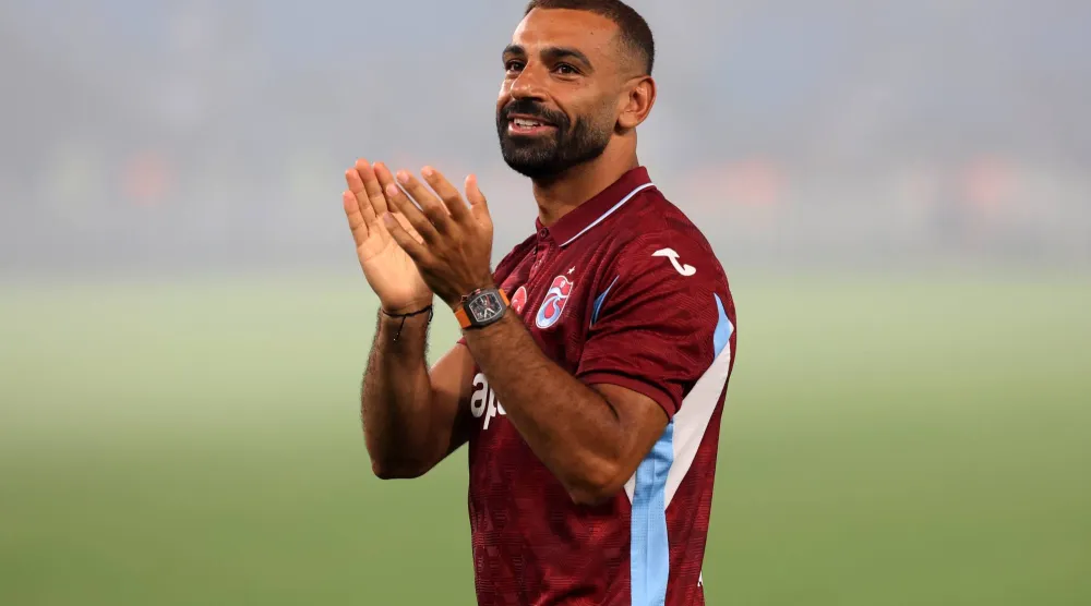 محمد صلاح يحيّي جماهير طرابزون سبور خلال حفل تقديمه الرسمي لاعباً جديداً في صفوف النادي التركي (أ.ب)