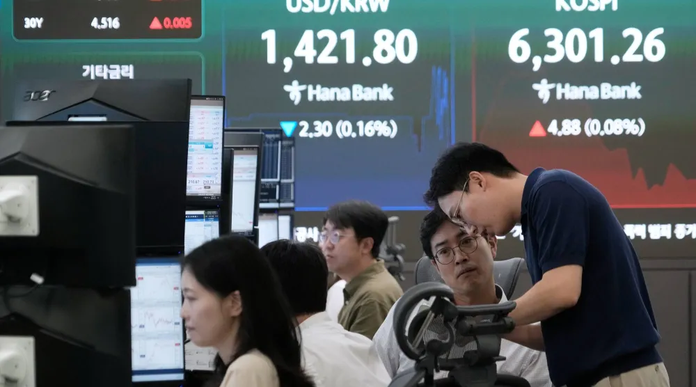 متداولو العملات يراقبون تحركات مؤشر «كوسبي» وسعر صرف الدولار مقابل الوون في غرفة تداول العملات الأجنبية ببنك «هانا» في سيول (أ.ب)