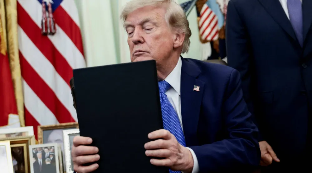 دونالد ترمب يوقّع أوامر تنفيذية تتعلق بصناعة البولي سيليكون في المكتب البيضاوي في واشنطن - 6 أغسطس 2026 (رويترز)