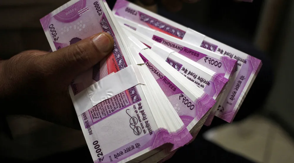 أوراق نقدية هندية من فئة 2000 روبية تظهر داخل أحد البنوك في جامو (رويترز)