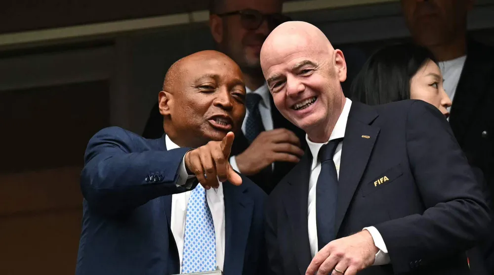 باتريس موتسيبي رئيس الاتحاد الأفريقي لكرة القدم إلى جانب رئيس الاتحاد الدولي لكرة القدم جياني إنفانتينو (أ.ف.ب)
