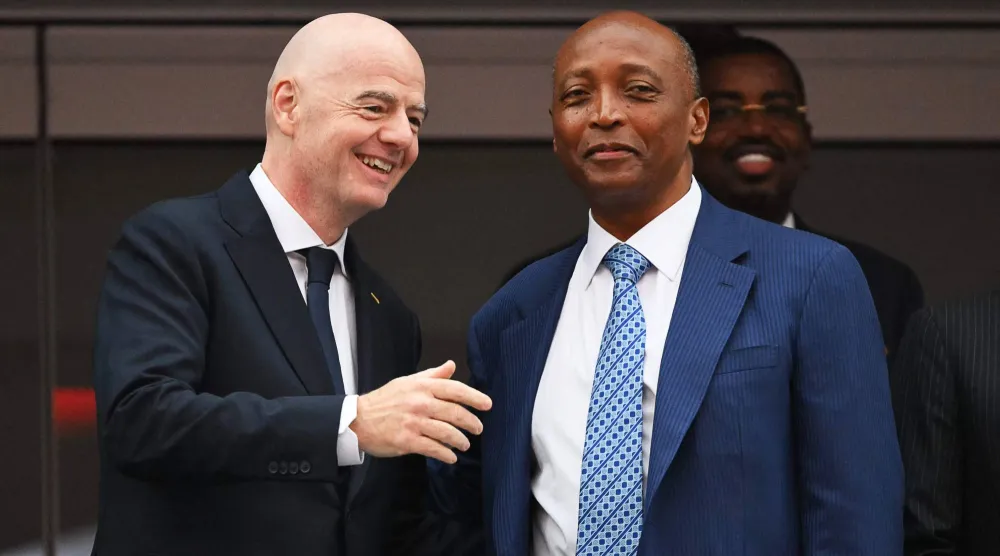 رئيس الاتحاد الدولي لكرة القدم جياني إنفانتينو يتحدث مع رئيس «كاف» باتريس موتسيبي قبل مباراة جنوب أفريقيا وكندا (أ.ف.ب)
