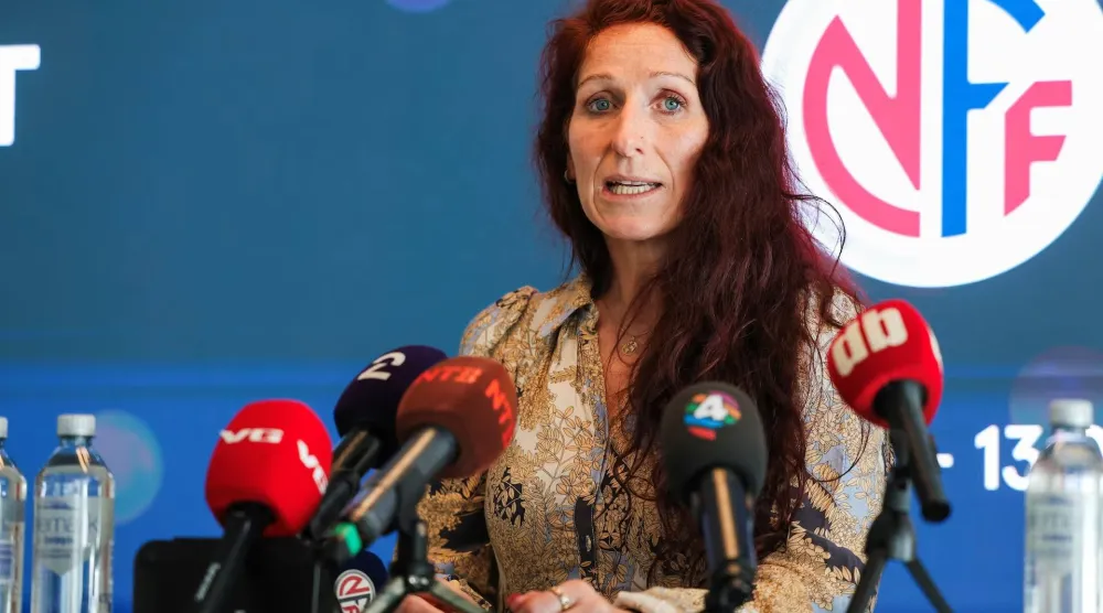 ليز كلافينيس رئيسة الاتحاد النرويجي لكرة القدم خلال مؤتمر صحافي في أوسلو بشأن خطة «فيفا فوروارد إنتربرايز» (رويترز)