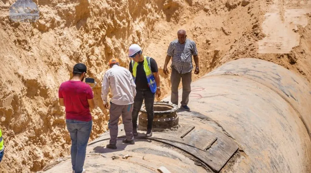 جانب من أعمال الصيانة بمسار «النهر الصناعي» (أرشيفية من إدارة النهر الصناعي)