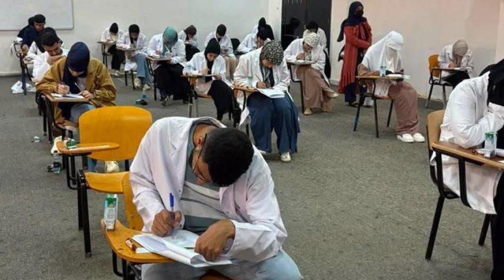 طلاب من كلية الطب بالمرج بجامعة بنغازي يؤدون الامتحان (الصفحة الرسمية للجامعة)