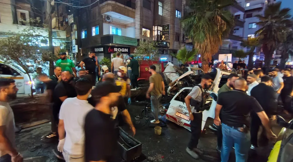 رجال الإنقاذ وأفراد من الأمن في موقع الانفجار في ضاحية جرمانا بدمشق سوريا 6 أغسطس الحالي (أ.ب)
