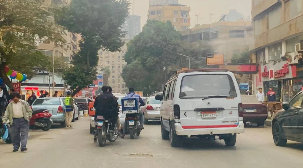 الديلفري يزاحمون وسائل النقل في طرق مصر (الشرق الأوسط)