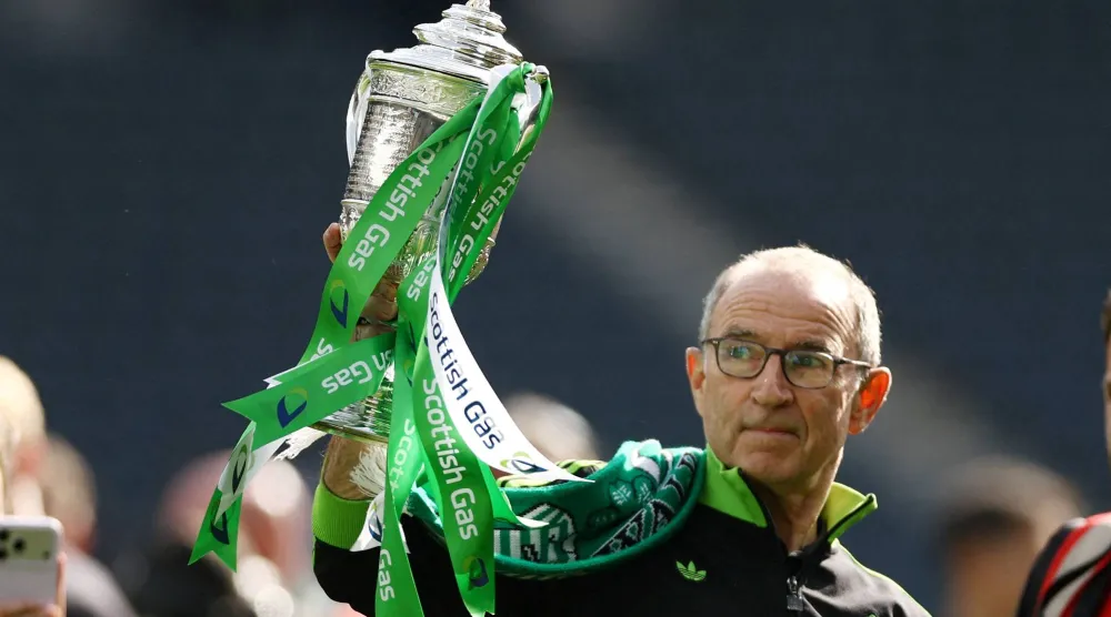 Football - Scottish Cup - Final - Celtic v Dunfermline Athletic - Hampden Park, Glasgow, Scotland, Britain - May 23, 2026 Celtic manager Martin O'Neill celebrates with the trophy after winning the Scottish Cup. (Reuters) 
