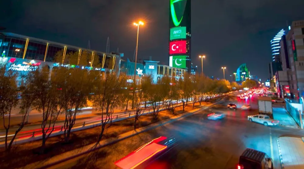 أبراج مدن السعودية توشَّحت بأعلام المملكة وتركيا وباكستان احتفاءً بتوقيع الاتفاقية (واس)